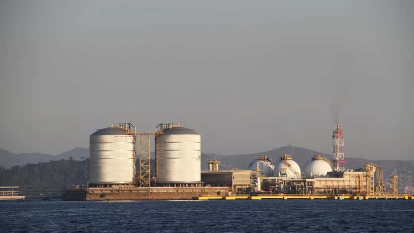 Gráfico de ações da Petrobras em alta na bolsa de valores brasileira