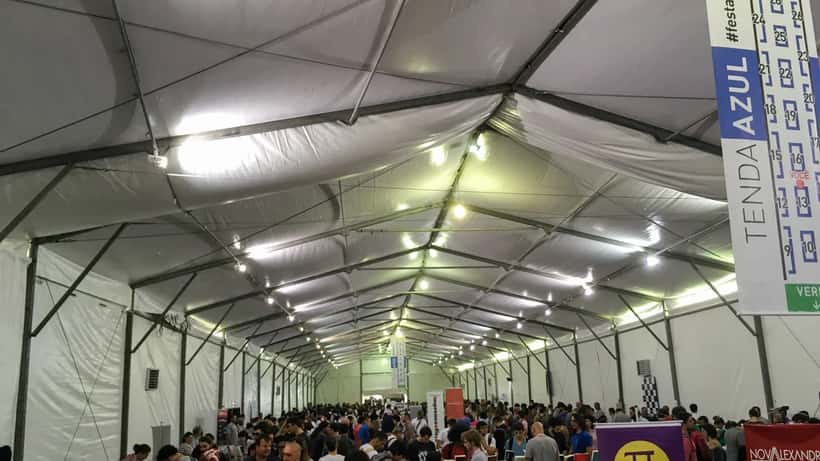 Feira do livro na USP, com visitantes navegando entre estandes de livros