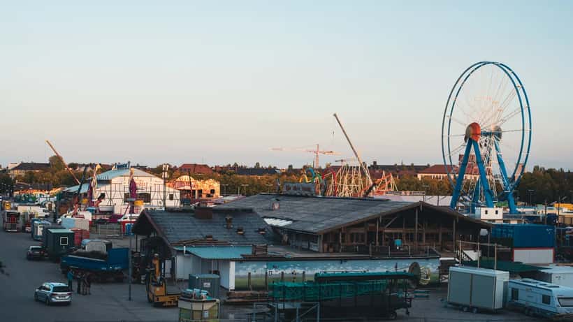 Ambiance de l'Oktoberfest 2022 à Munich - Theresienwiese, tentes de bière et festivaliers