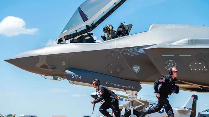 F-35 Lightning II kampfly i luften over landingsbane