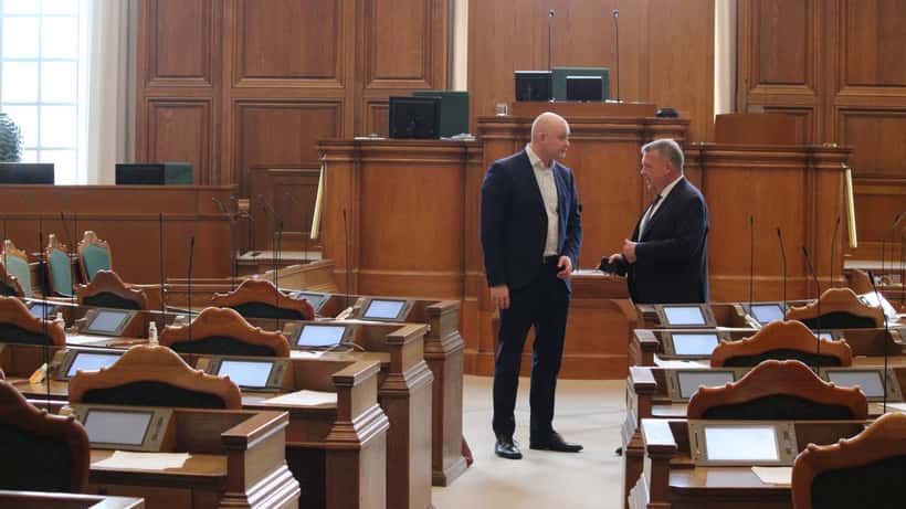 Lars Løkke Rasmussen og Jakob Engel-Schmidt i samtale i Folketingssalen, marts 2026