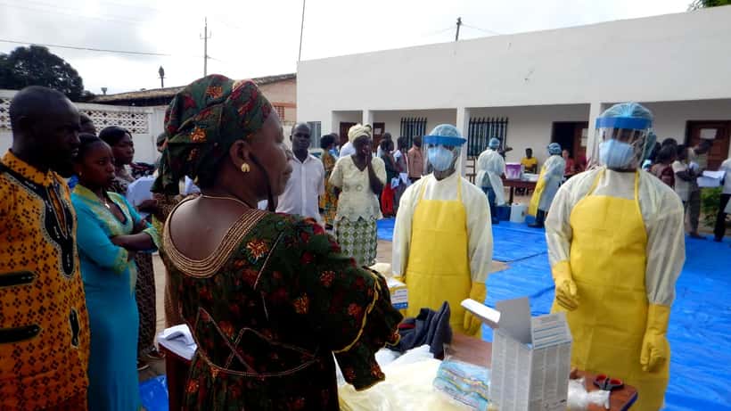 Gesundheitshelfer in Schutzausrüstung bekämpfen Ebola in Westafrika
