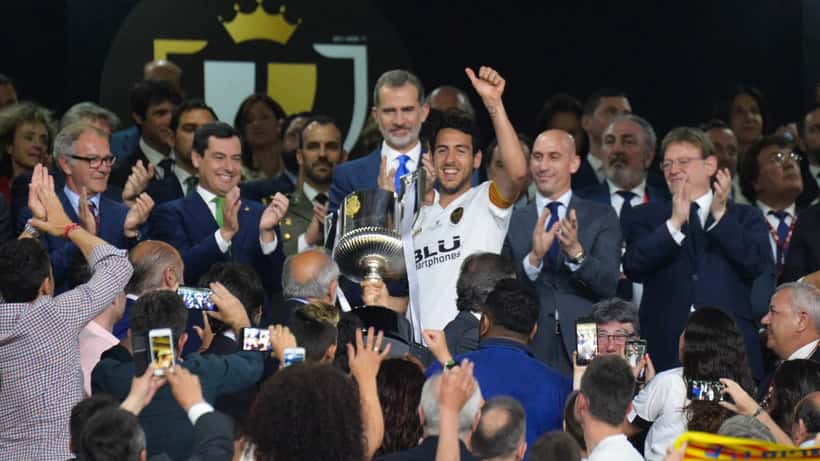 Entrega do troféu da Copa del Rey após final espanhola
