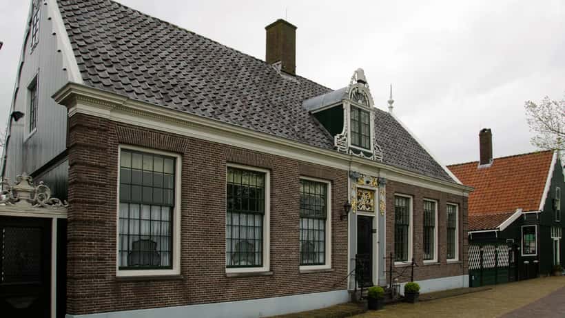 Woonstraat in Zaandam met traditionele Nederlandse woningen aan het water