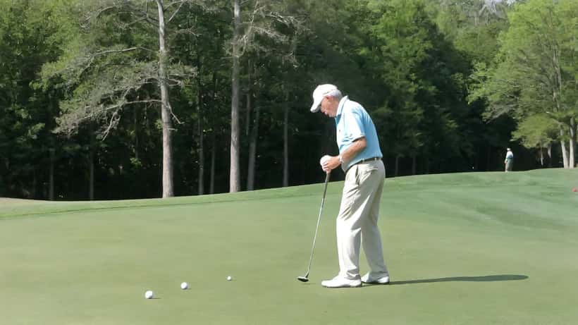 Golfer på golfbane med grønt gress og flaggstang, Augusta-stil
