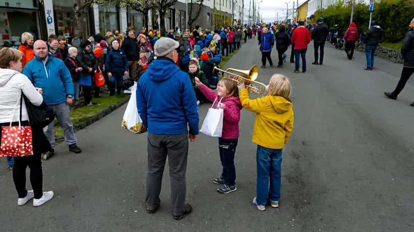 Íslensk fjölskylda fagnar Sumardeginum Fyrsta með skrúðgöngu í Reykjavík