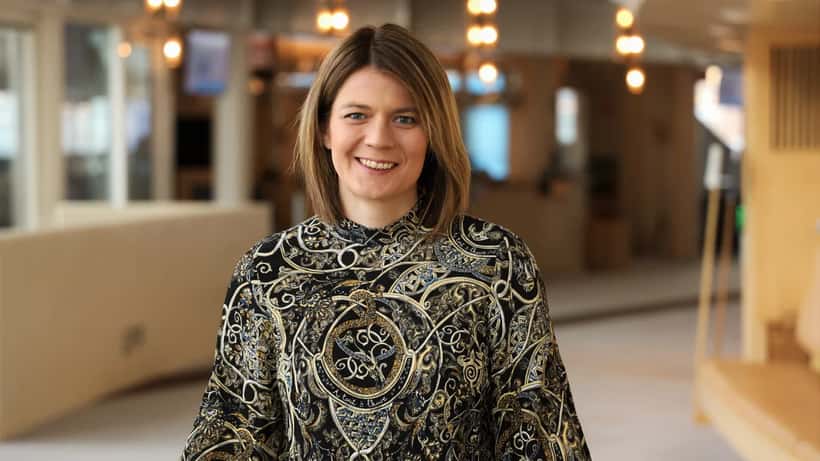 Johanna Haraldsson talar i riksdagen, industriarbetare nominerad till talman 2026