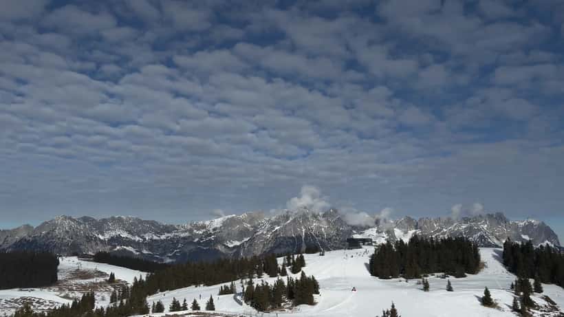 Panorama van skiërs op de pistes van SkiWelt Wilder Kaiser-Brixental in de Oostenrijkse Alpen, 2026