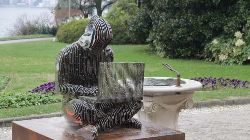 Satoshi Nakamoto metallskulptur i Lugano, symbol på Bitcoin og kryptovaluta