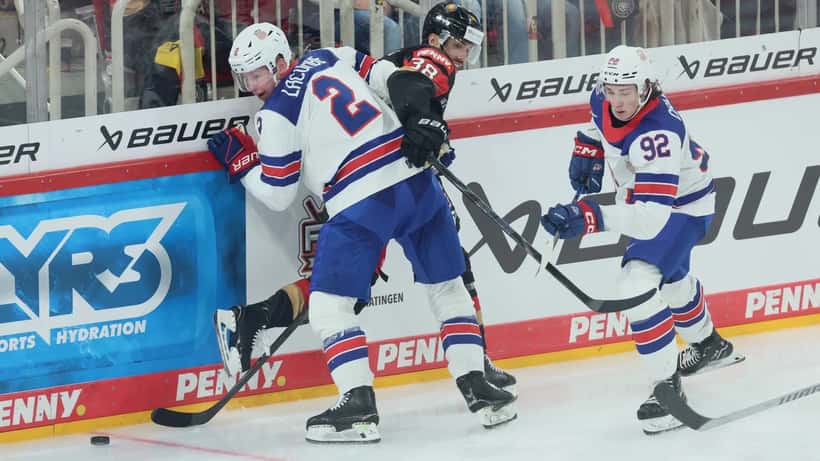 Joueurs de hockey sur glace lors d'un match international USA vs Allemagne