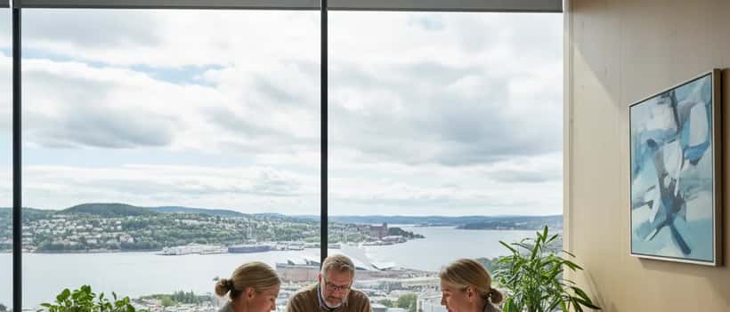 Norsk familieadvokat i et moderne Oslo-kontor som gjennomgår juridiske dokumenter med en klient