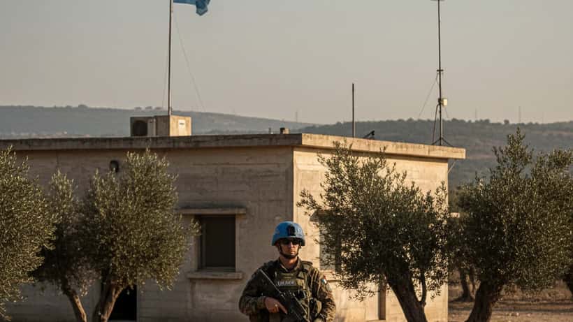Soldato italiano con casco blu UNIFIL in pattugliamento nel sud del Libano