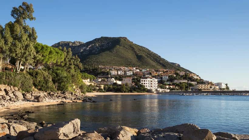 Vista panoramica di Cala Gonone, Ogliastra, Sardegna — spiaggia di sabbia bianca e mare turchese