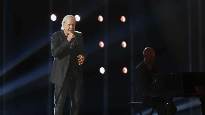 Johnny Logan uppträder på Eurovision Song Contest 2024-finalen