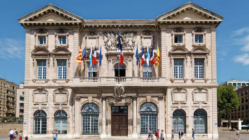 Façade de l'hôtel de ville de Marseille sur le Vieux-Port