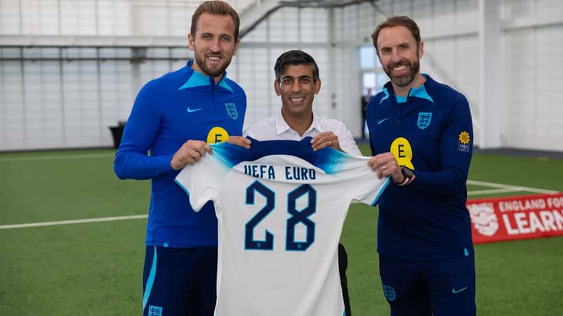 Gareth Southgate og den britiske premierminister ved St Georges Park træningsanlæg 2023