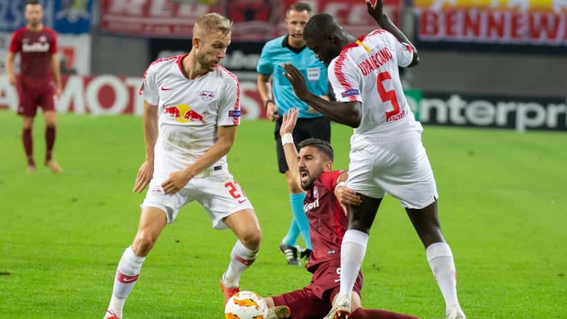 Fußballspieler im UEFA Europa League Spiel zwischen RB Leipzig und FC Salzburg