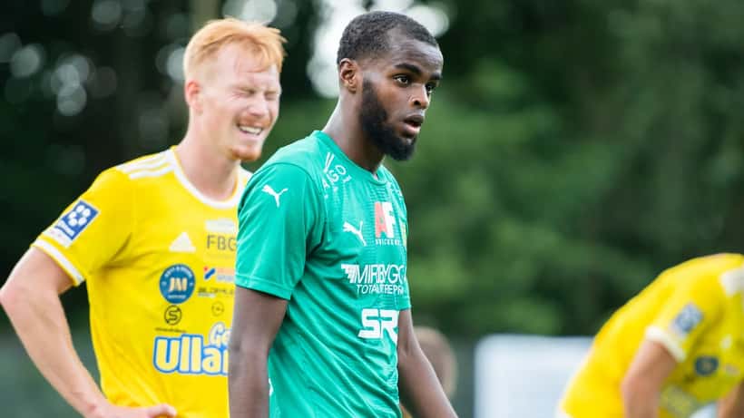 Falkenbergs FF-spelare i match mot BK Olympic, sett från sidolinjen