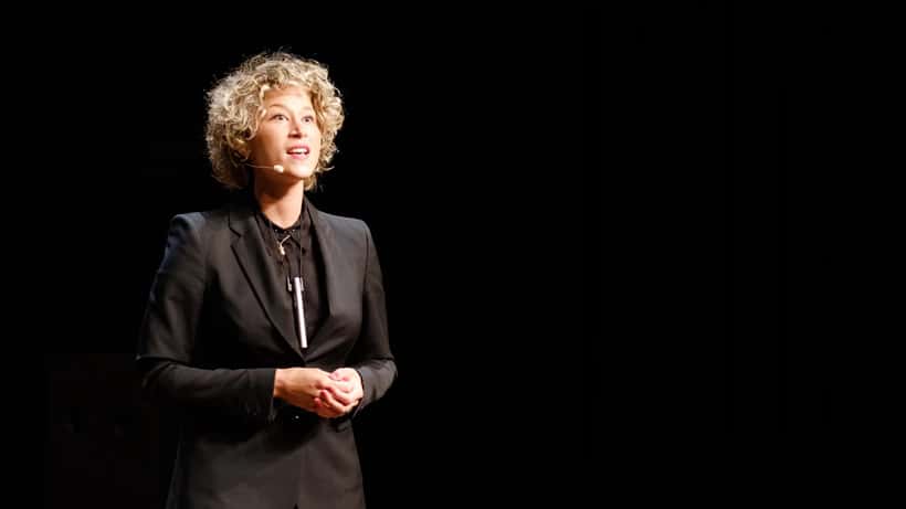 Amber Kortzorg presentatrice Kassa op het Festival van de Journalistiek