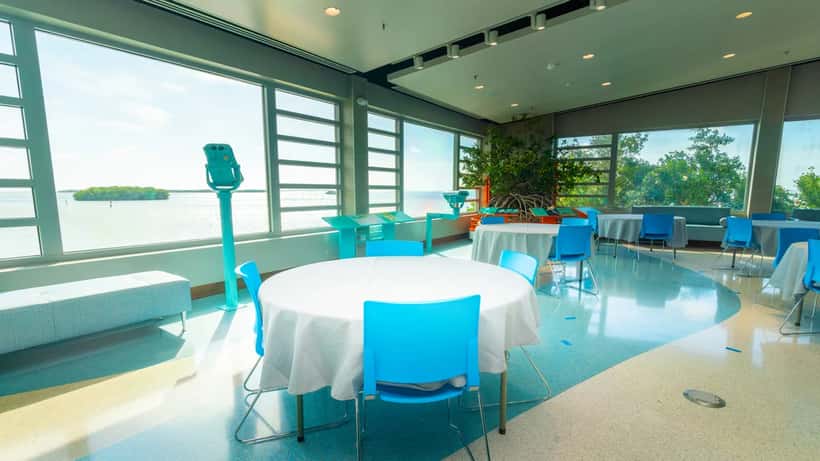 Elegante balzaal ingericht voor een bruiloft of groot evenement