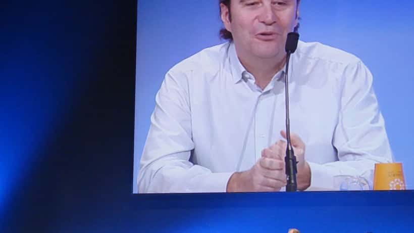 Entrepreneur français consultant une stratégie IA sur ordinateur dans un bureau parisien moderne