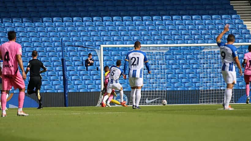 Deniz Undav pelaa Brighton & Hove Albionin esiottelussa 2022 ennen MM-nousuaan