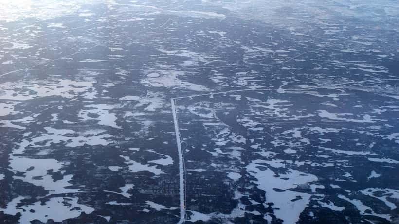 Lignes électriques aériennes d'Hydro-Québec dans la forêt boréale québécoise