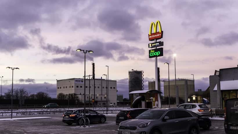 McDonald's restaurang i ett modernt köpcentrum i Sverige