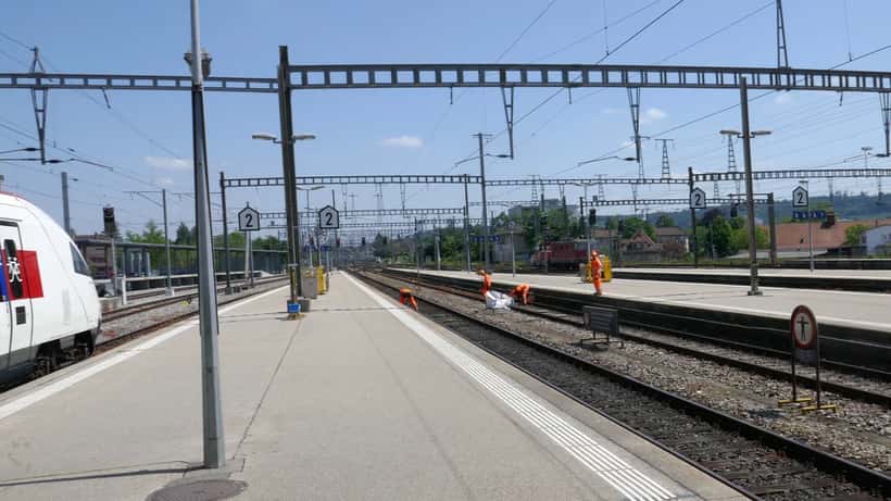 Spoorwegwerkers voeren onderhoud uit op het spoor in Nederland