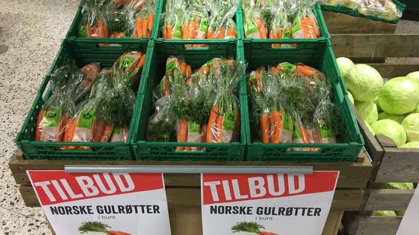 Rayon de carottes biologiques dans un supermarché