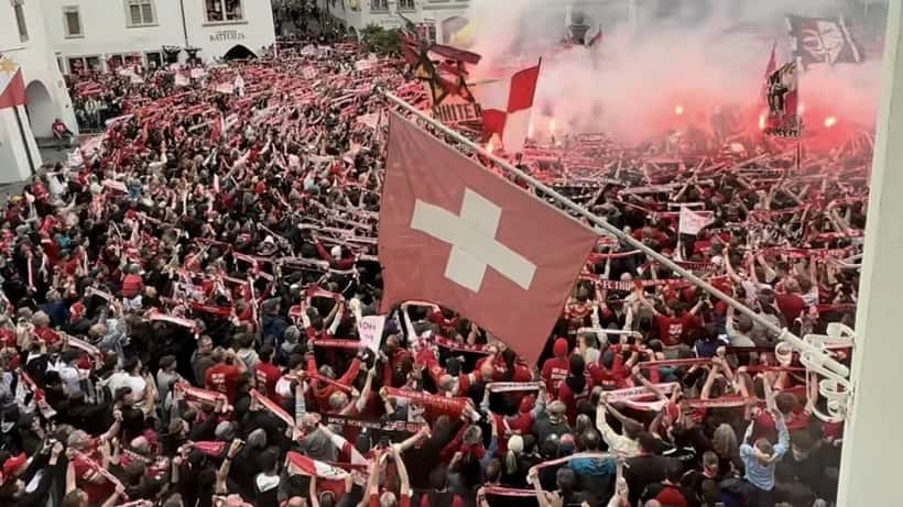 Supporters du FC Thun célébrant le titre de champion de Super League suisse 2026