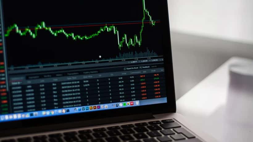 Graphique boursier flou montrant des données de cours et de volatilité, représentant l'analyse financière du titre SMCI