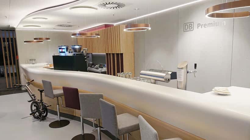 DB Lounge im Hamburger Hauptbahnhof – Deutsche Bahn Reisende warten auf verspätete Züge
