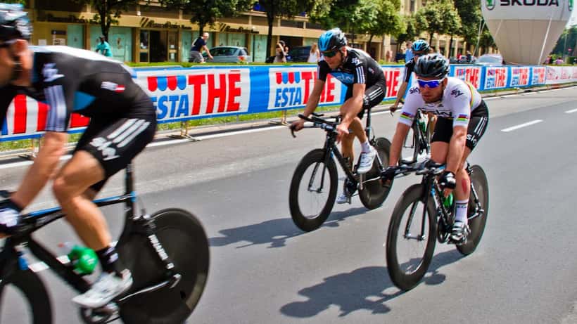 Profwielrenner in actie tijdens Giro d'Italia etappe, veiligheidsproblemen met barricades 2026