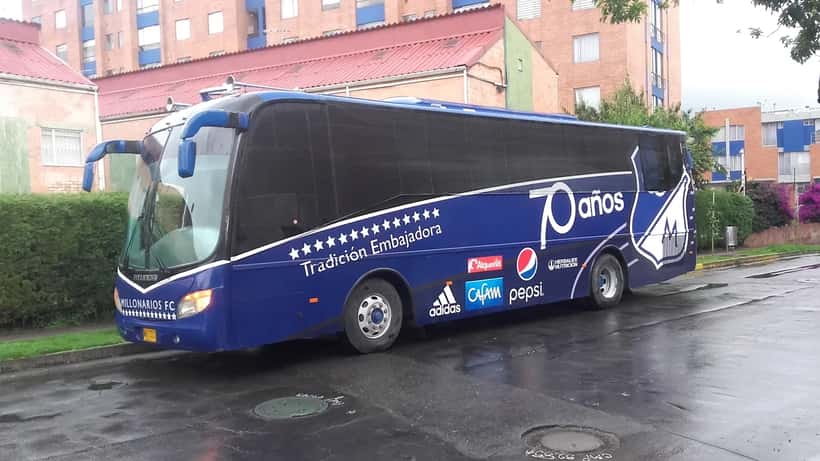 Autobús con la pintura del equipo Millonarios de Bogotá, Colombia