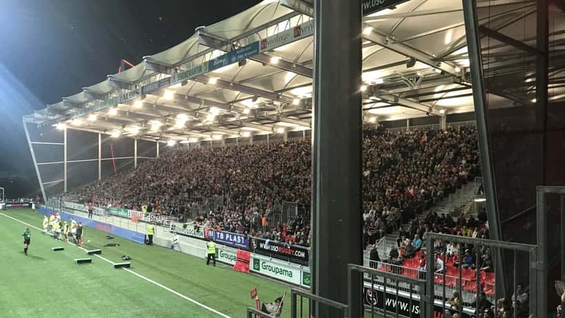 Match de rugby en Pro D2, joueurs en contact au sol, stade en plein air
