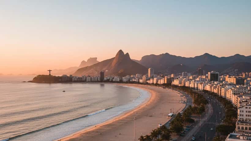 Advogada brasileira revisando documentos sobre novas regras da CNH em escritório em São Paulo