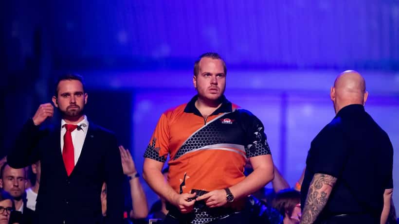 Dirk van Duijvenbode gooit pijlen bij PDC European Darts Matchplay toernooi