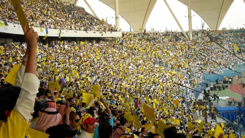 Estádio King Fahd em Riyadh com adeptos de futebol saudita durante uma partida