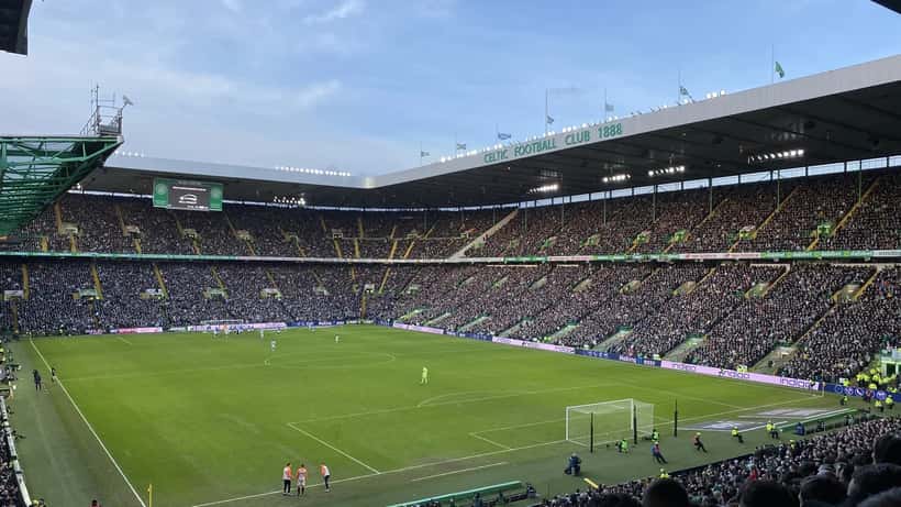Aficionados del Celtic FC en Celtic Park durante un partido de fútbol en Glasgow