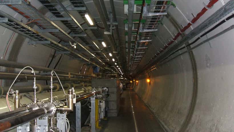 Tunnel del Large Hadron Collider del CERN con magneti superconduttori, Ginevra 2026