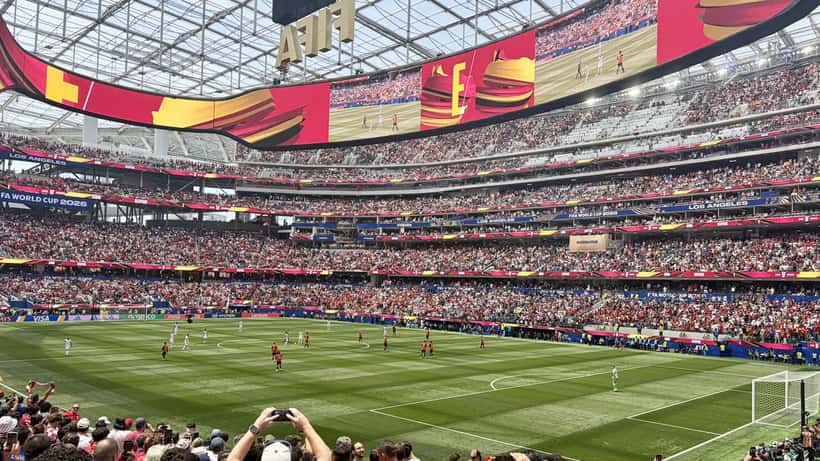 Partida da Copa do Mundo 2026 com torcedores no estádio, cenário de fraudes com ingressos