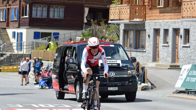 Professionelle cyklister konkurrerer i alpine etaper under Tour de Romandie i Villars, Schweiz