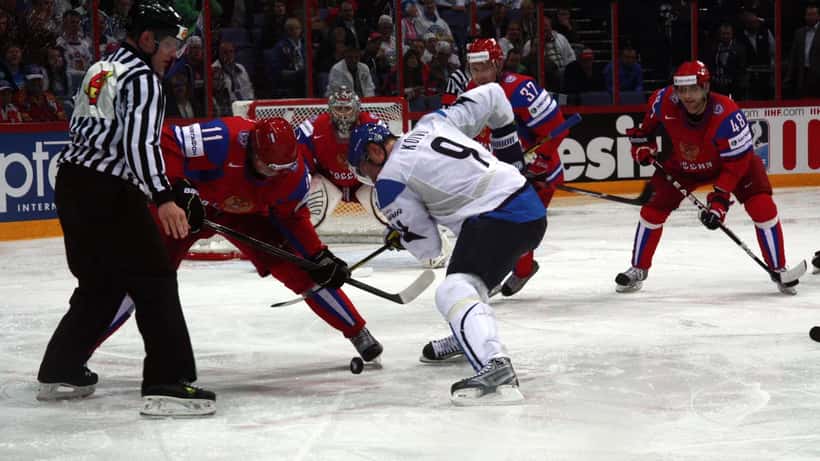 Suomen jääkiekkojoukkue pelaamassa IIHF-maailmanmestaruuskilpailuissa