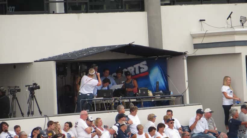 Cabina de transmisión deportiva de CBS en un estadio de fútbol americano