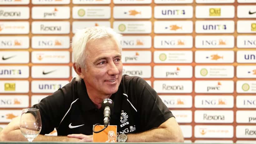 Bert van Marwijk als bondscoach tijdens persconferentie in 2011