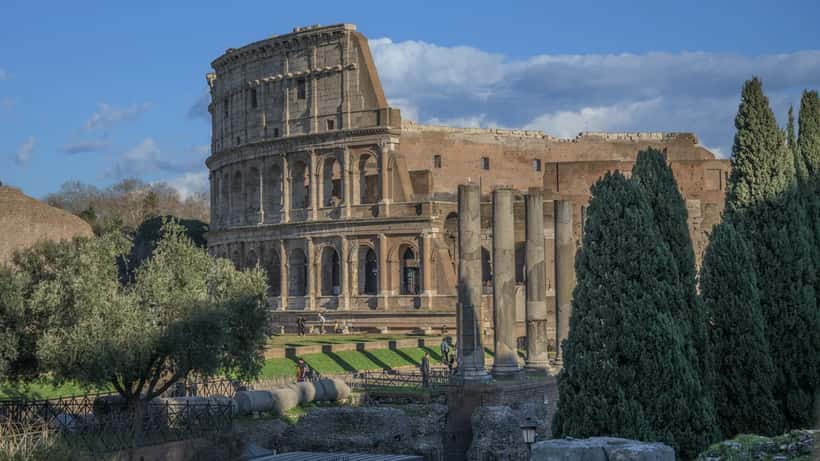 Colosseum i Roma med Forum Romanum i bakgrunnen