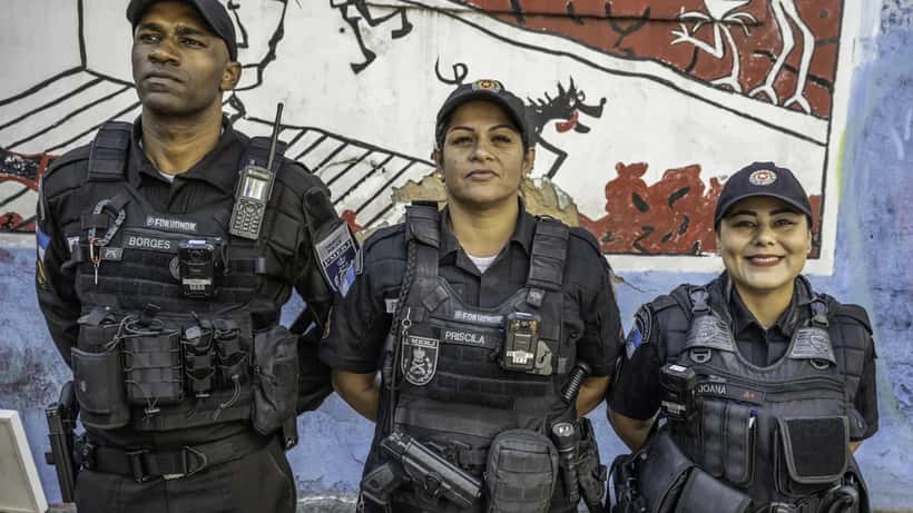 Três policiais militares da PMERJ em patrulha no Rio de Janeiro