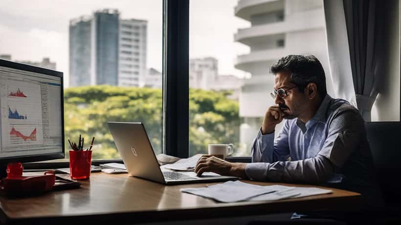 Investidor brasileiro preocupado com queda das ações da Petrobras no computador