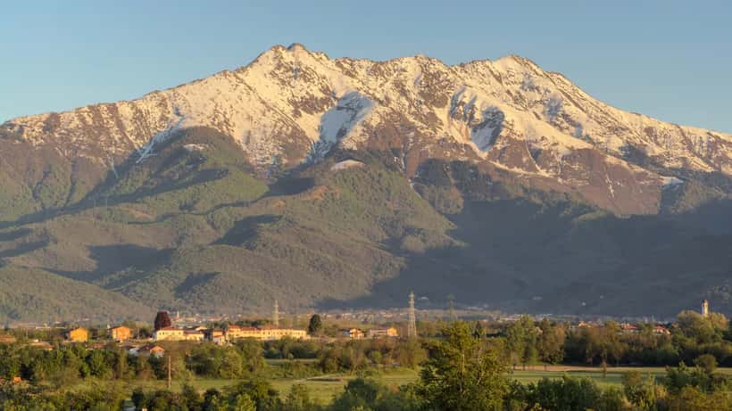 Panorama di Cuneo con la montagna Bisalta sullo sfondo in Piemonte